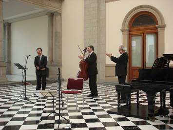 Imagen que contiene piso, edificio, interior, tabla

Descripci�n generada autom�ticamente