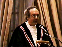 Una persona sentado en una silla

Descripci�n generada autom�ticamente con confianza baja