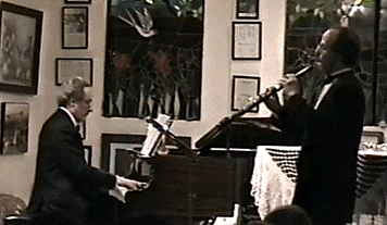 Una persona sentado en un piano

Descripci�n generada autom�ticamente con confianza media