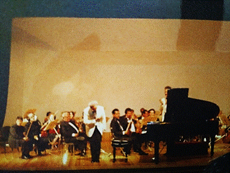 Un grupo de personas en un escenario

Descripci�n generada autom�ticamente con confianza media