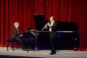 Un par de personas con instrumentos musicales en un escenario tocando instrumentos musicales

Descripci�n generada autom�ticamente con confianza baja