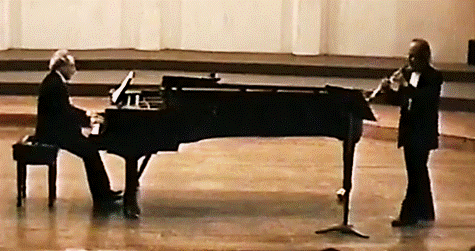 Mujer parada enfrente de un piano

Descripci�n generada autom�ticamente con confianza baja