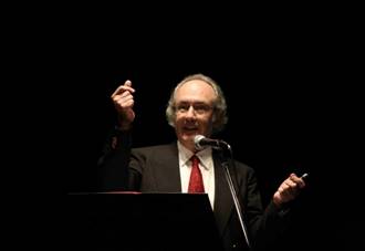 Un hombre con un traje de color negro en la mano

Descripci�n generada autom�ticamente con confianza media