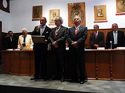 Un grupo de personas con traje formal

Descripci�n generada autom�ticamente