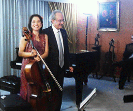 Una persona en traje parado enfrente de un espejo

Descripci�n generada autom�ticamente