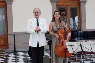 Imagen que contiene persona, interior, edificio, parado

Descripci�n generada autom�ticamente