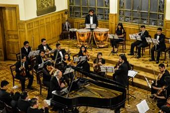 Un grupo de personas tocando instrumentos musicales

Descripci�n generada autom�ticamente con confianza media