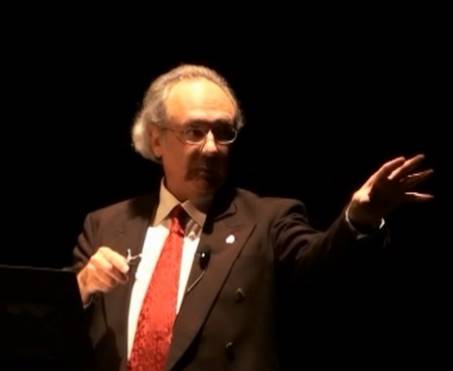 Un hombre con un traje de color negro en la mano

Descripci�n generada autom�ticamente con confianza media