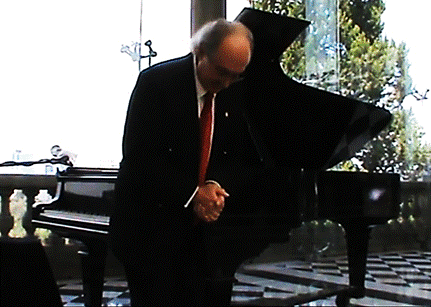 Una persona con un traje de color negro sobre una mesa

Descripci�n generada autom�ticamente con confianza baja