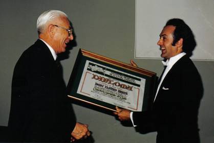 Imagen que contiene persona, hombre, interior, parado

Descripci�n generada autom�ticamente