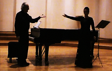 Hombre parado junto a un piano

Descripci�n generada autom�ticamente con confianza media