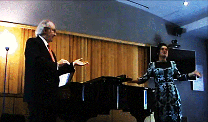 Hombre parado junto a un piano

Descripci�n generada autom�ticamente con confianza media