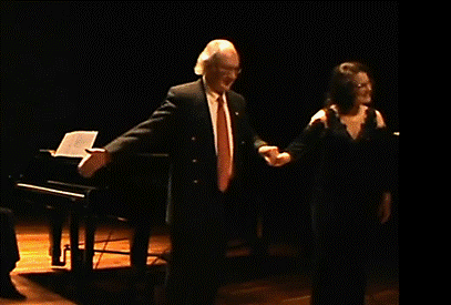 Imagen que contiene piano, traje, parado, hombre

Descripci�n generada autom�ticamente