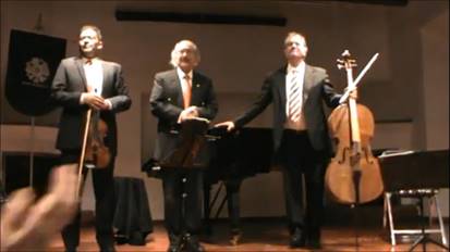 Una persona con una guitarra

Descripci�n generada autom�ticamente con confianza media