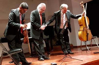 Imagen que contiene persona, hombre, interior, sostener

Descripci�n generada autom�ticamente