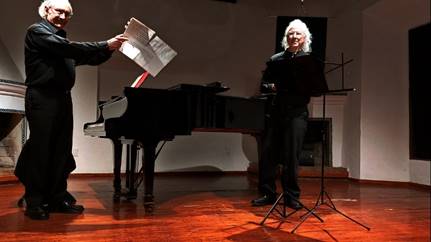 Hombre parado junto a un piano

Descripci�n generada autom�ticamente con confianza media