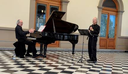 Una persona parado enfrente de un piano

Descripci�n generada autom�ticamente con confianza media