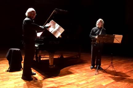 Un hombre sentado en un piano

Descripci�n generada autom�ticamente con confianza media