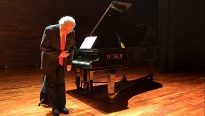 Una persona en frente de un piano

Descripci�n generada autom�ticamente con confianza baja