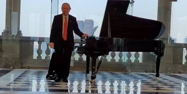 Imagen que contiene hombre, piano, parado, tabla

Descripci�n generada autom�ticamente