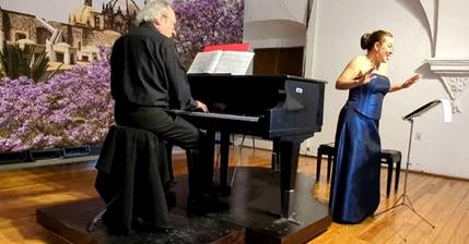 Una persona sentado en un piano

Descripci�n generada autom�ticamente con confianza media