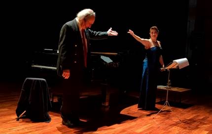 Un hombre con un micr�fono en un escenario

Descripci�n generada autom�ticamente con confianza baja