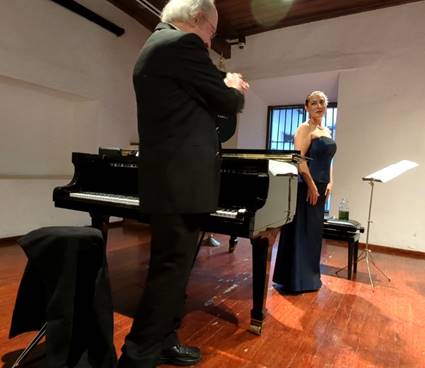 Hombre parado junto a un piano

Descripci�n generada autom�ticamente con confianza media