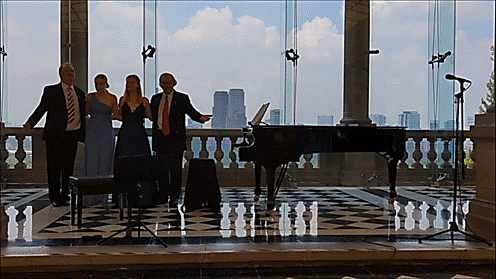 Imagen que contiene tabla, edificio, agua, parado

Descripci�n generada autom�ticamente