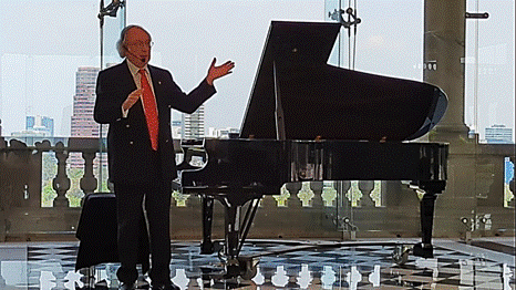 Una persona parado enfrente de un piano

Descripci�n generada autom�ticamente con confianza media