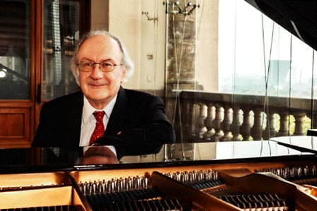 Una persona sentado en un piano

Descripci�n generada autom�ticamente