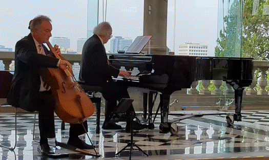 Un par de personas sentadas en una mesa

Descripci�n generada autom�ticamente con confianza baja