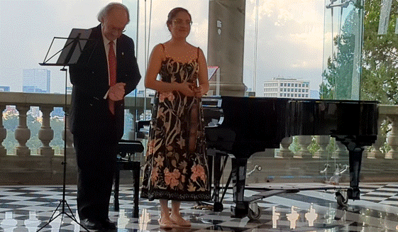 Imagen que contiene tabla, hombre, parado, mujer

Descripci�n generada autom�ticamente