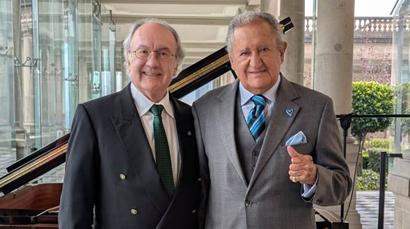 Un hombre con traje formal

Descripci�n generada autom�ticamente