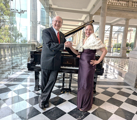 Imagen que contiene persona, edificio, sostener, traje

Descripci�n generada autom�ticamente