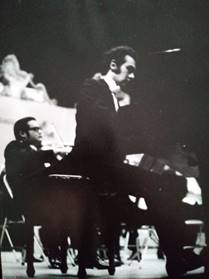 Imagen en blanco y negro de una persona

Descripci�n generada autom�ticamente con confianza baja