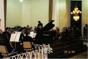 Un par de personas con instrumentos musicales y micr�fonos en un escenario

Descripci�n generada autom�ticamente con confianza baja