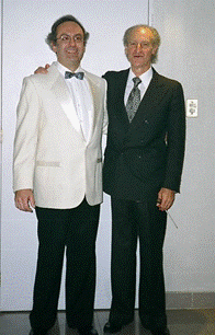 Un hombre en traje parado enfrente de una puerta

Descripci�n generada autom�ticamente