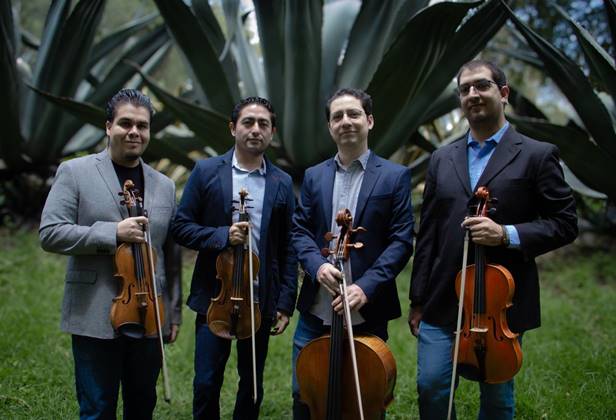 Un grupo de personas de pie sobre pasto

Descripci�n generada autom�ticamente con confianza media