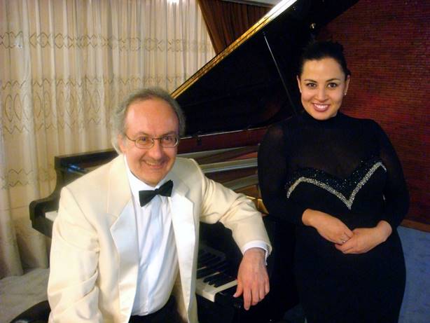 Un hombre en traje posando para una foto

Descripci�n generada autom�ticamente