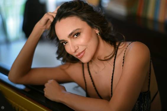 Mujer en ropa interior

Descripci�n generada autom�ticamente con confianza media