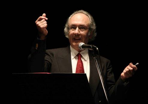 Un hombre con un traje de color negro en la mano

Descripci�n generada autom�ticamente con confianza media