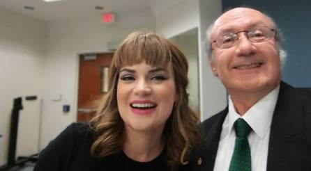 Un par de personas sonriendo

Descripci�n generada autom�ticamente